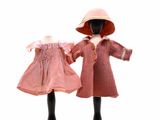une paire de mannequins vêtus de vêtements roses et d'un chapeau