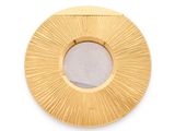 une image représentant un miroir circulaire doré accroché à un mur blanc
