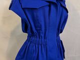 une veste bleue pour femme sur un mannequin, un mannequin, un mannequin, un mannequin, un mannequin, un mannequin, un mannequin, un mannequin
