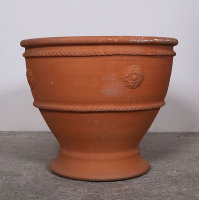 ITALIE. Important cache-pot de jardin en terre cuite à décor…