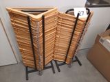 une pile de chaises attachées par des chaînes dans une pièce