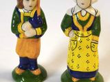 deux figurines d'un homme et d'une femme debout l'un à côté de l'autre