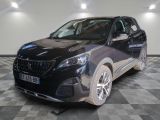 la voiture noire est garée sur un sol en damier dans le garage