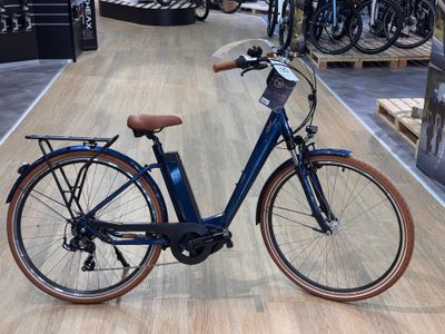 un vélo bleu exposé dans un magasin