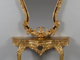 une table en or richement décorée, surmontée d'un miroir