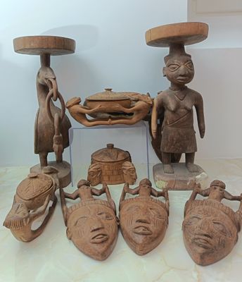 AFRIQUE Ensemble de statuettes et masques en bois sculpté