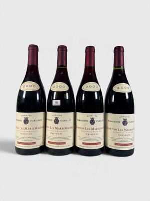 trois bouteilles de vin rouge sont alignées sur une surface blanche