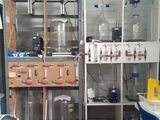 une photo d'un laboratoire rempli de flacons et de matériel