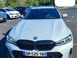 une BMW blanche garée sur un parking