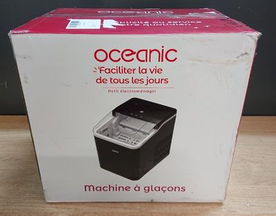 emballage d'une machine en noir et blanc posée sur une table en bois