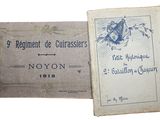 un vieux livre posé sur une table à côté d'un autre livre