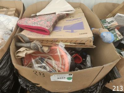 deux cartons d'objets hétéroclites posés sur le sol