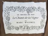 a label on the back of a chair that says, le chat de la vine