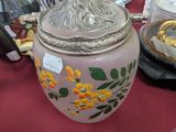 une table sur laquelle se trouvent un vase et d'autres objets en verre