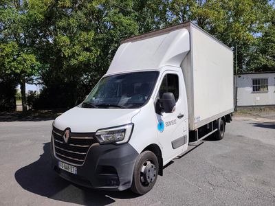 un camion blanc garé sur le parking