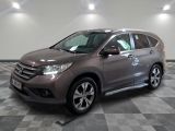 La Honda CR-V est garée sur un sol en carrelage à damier.