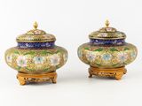 paire de vases chinois en émail cloisonné, sur socles