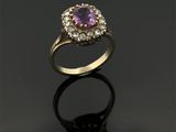 une bague sertie d'un améthorate et d'un cluster de diamants