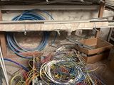 un tas de fils dans une boîte posée par terre