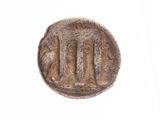 gros plan d'une pièce de monnaie sur une surface blanche avec un fond blanc