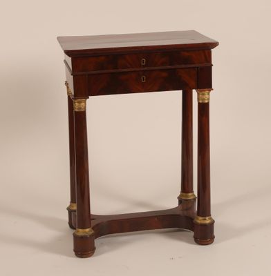 une table ancienne en bois surmontée d'un tiroir