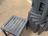 de nombreuses chaises et une table au milieu de la rue