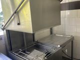une cuisine avec un évier et une cuisinière