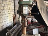 une machine posée sur une table dans une pièce