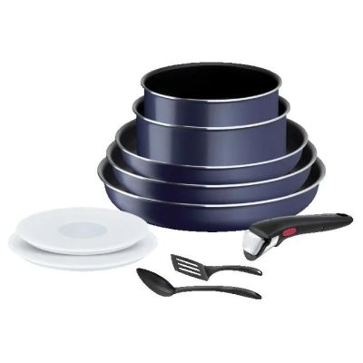 une pile d'assiettes et un bol, avec un couteau et une fourchette