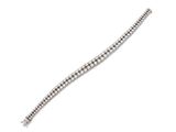 gros plan d'un bracelet en diamant sur fond blanc