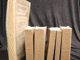 Plusieurs livres sont empilés les uns sur les autres sur un fond noir