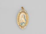 un pendentif plaqué or représentant la Vierge Marie