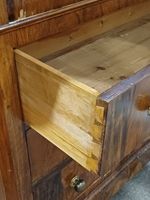 Commode en bois de placage, à pans coupés, quatre tiroirs en… (photo 2)