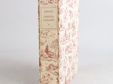un livre à la couverture rouge et blanche posé sur une table