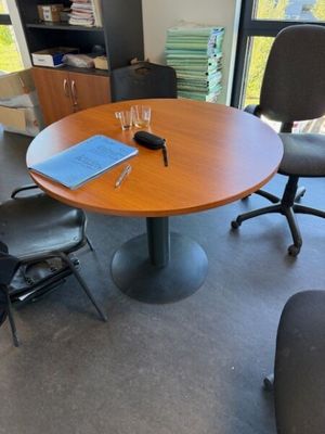 des tables et des chaises dans un bureau donnant sur l'extérieur