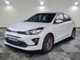 la voiture blanche est garée sur un sol en damier dans le garage