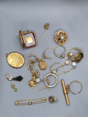 de nombreux types de bijoux sur la table