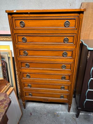une grande commode en bois à côté d'une armoire