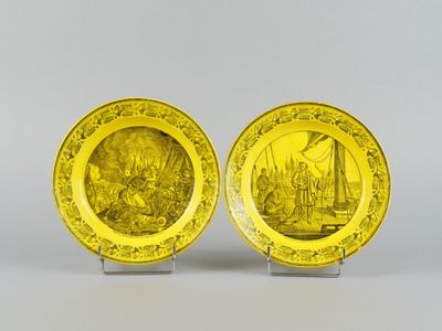 une paire d'assiettes jaunes et blanches ornées d'une peinture
