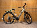 une photo d'un vélo garé dans un garage
