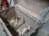 deux paires de sandales rangées dans une vieille valise