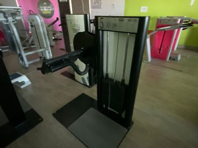 une image d'une salle de sport avec des équipements