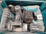 une boîte bleue contenant des outils qui se trouvent à l'intérieur