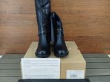 une paire de bottes noires posée sur une boîte