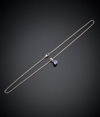 un collier en améthyste et diamants sur fond noir