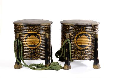 paire de tabourets-tambours chinois anciens, munis de poignées et d'une corde