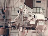 La sonde Curiosity de la NASA dans un bâtiment surmonté d'un grand écran