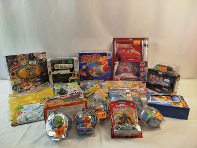 un grand nombre de jouets posés sur une table