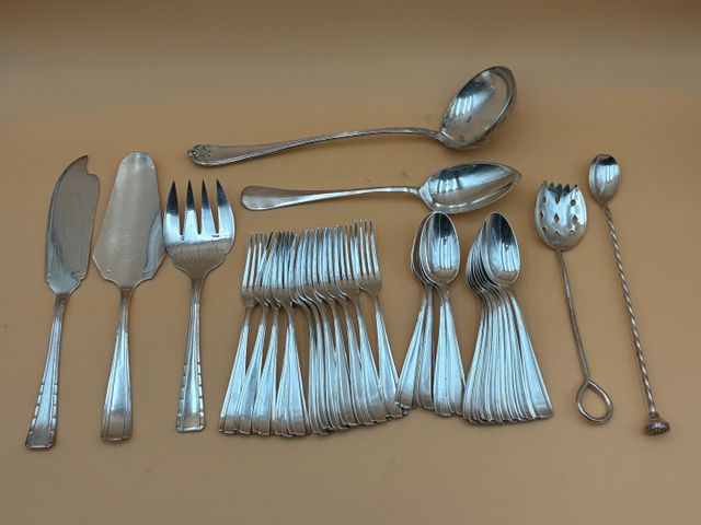 BOULENGER : partie de ménagère en métal argenté modèle Art déco. 