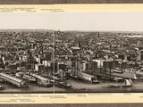 une vieille photo d'une ville où l'on voit beaucoup de bateaux